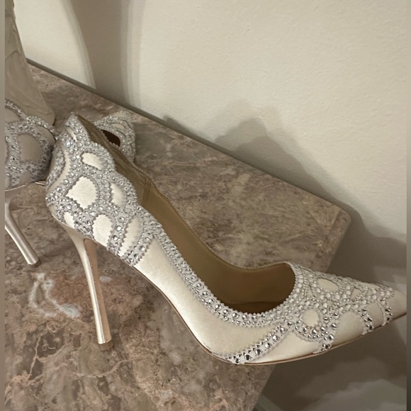 Badgley Mischka satin ivory heels - Picture 5 of 7